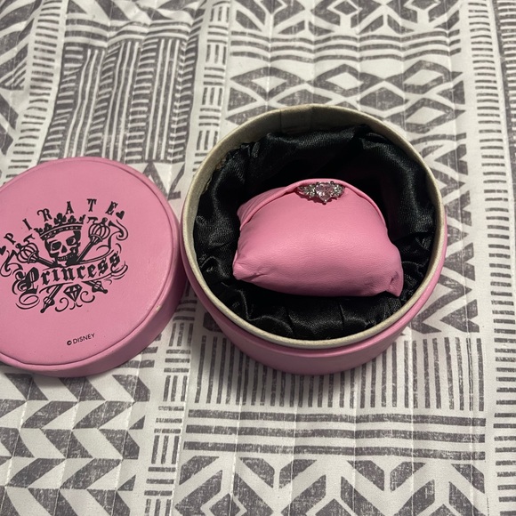 Walt Disney Pirates Of The Caribbean box Pink & Black - Picture 13 of 14